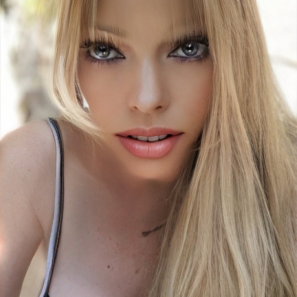 Meet your Posher, Debbee - Picture 3 of 13